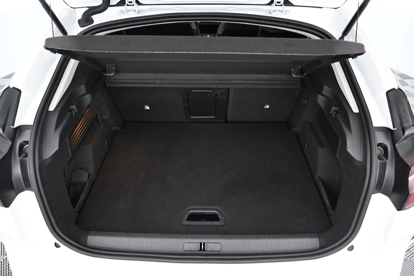 Car Image - 4Vmc8OE0AMLHzTmv4Z4aT7