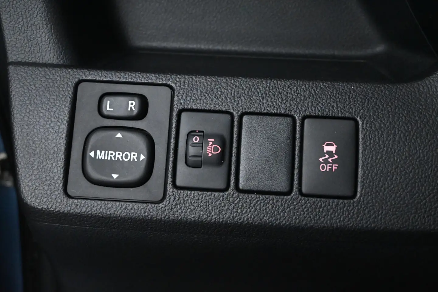 Car Image - 102m9H8HpcrtDeaxpiWeiK