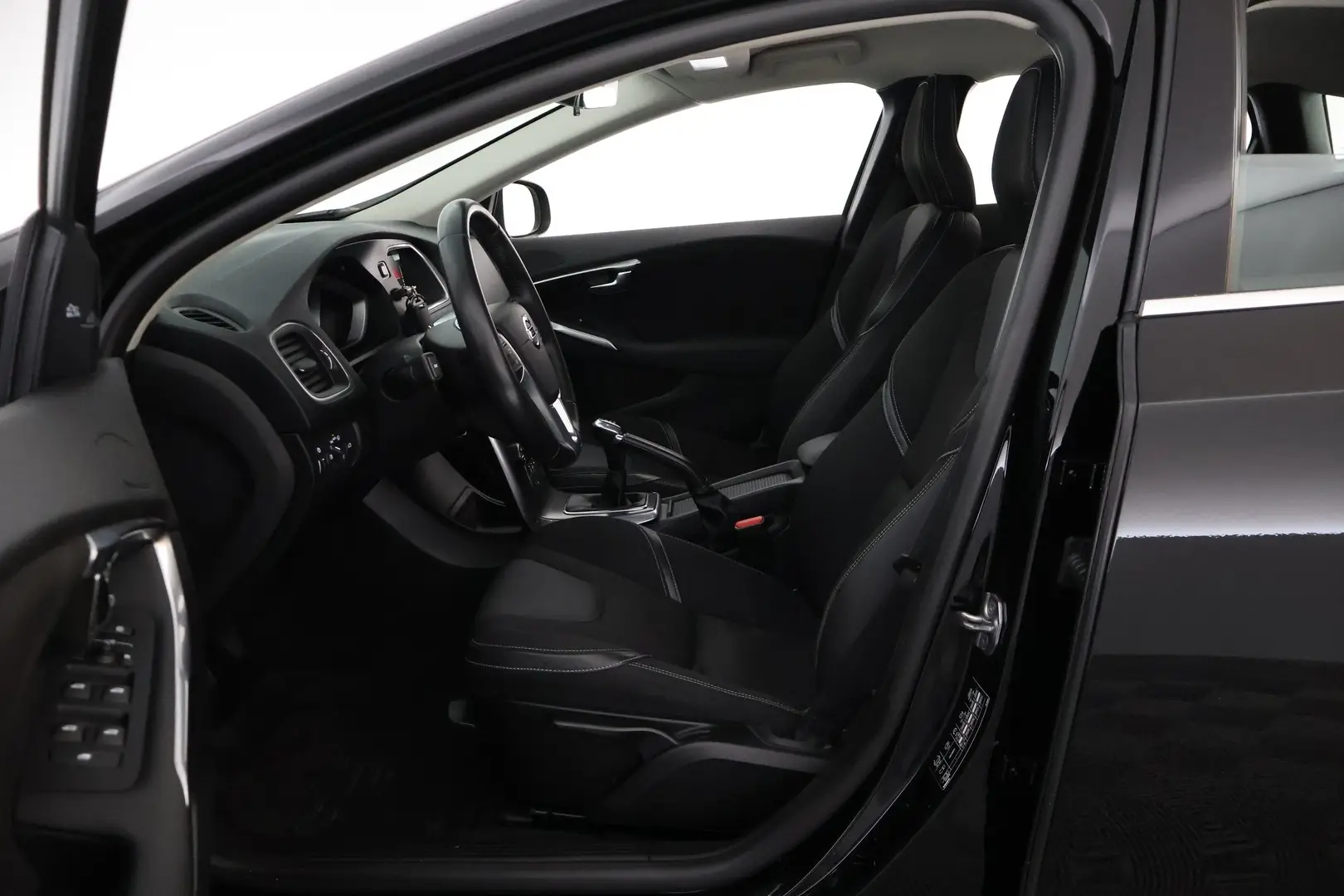 Car Image - Wg8SudLzlc9snLSM6mHfs