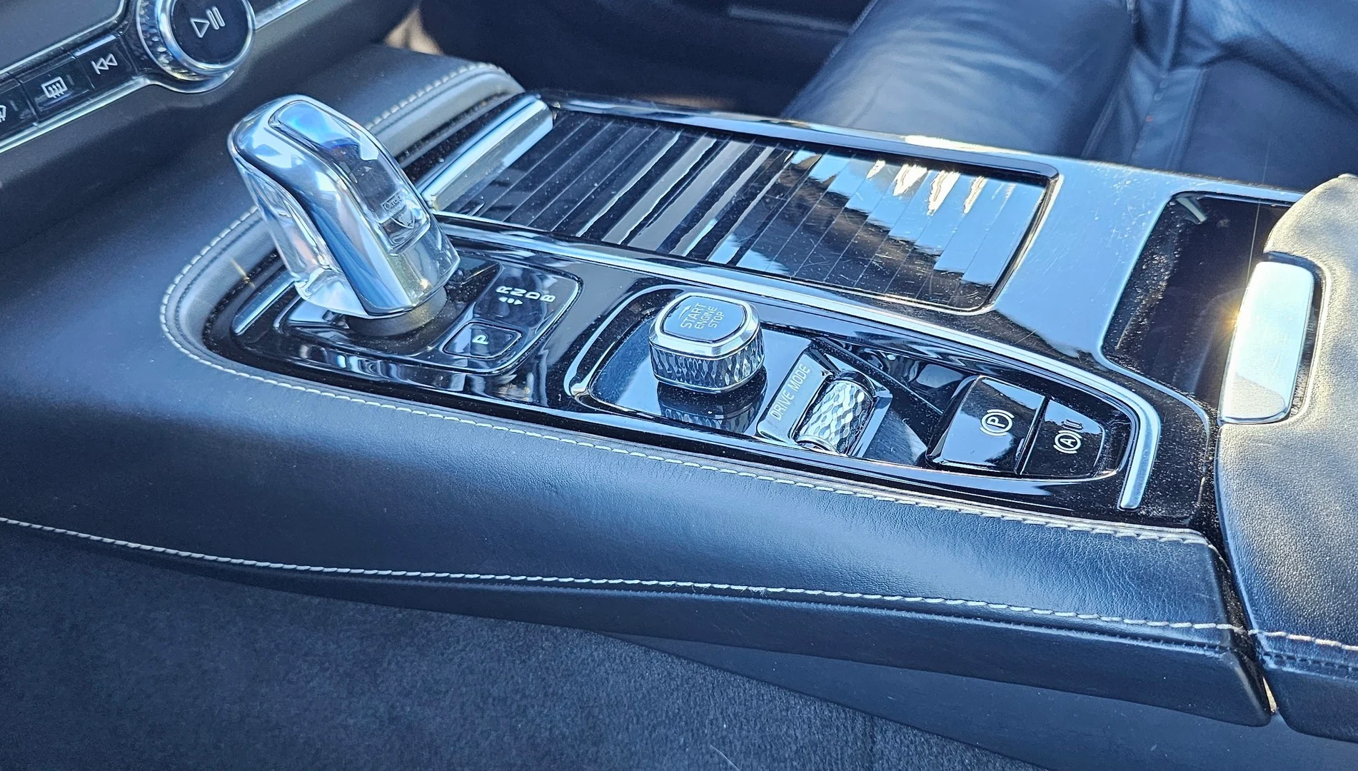 Car Image - 2Tpot4M4X83dtiGQxmoOHZ