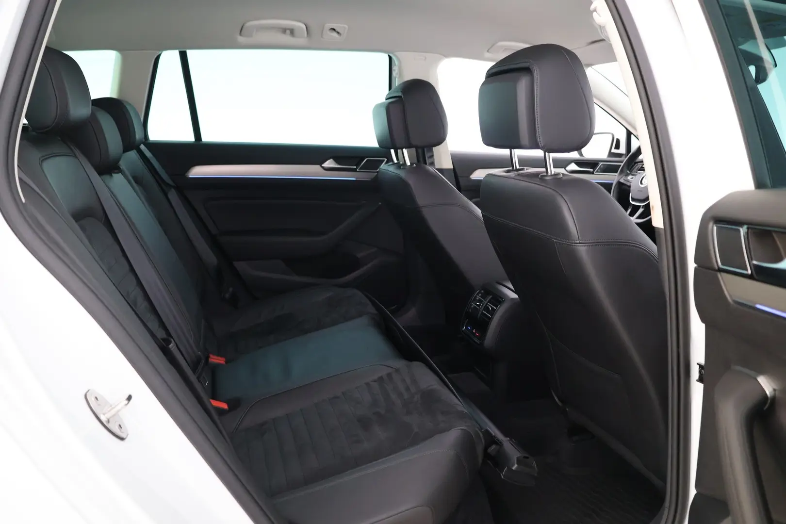 Car Image - lBR5ESRuWylDzrfegbe4F