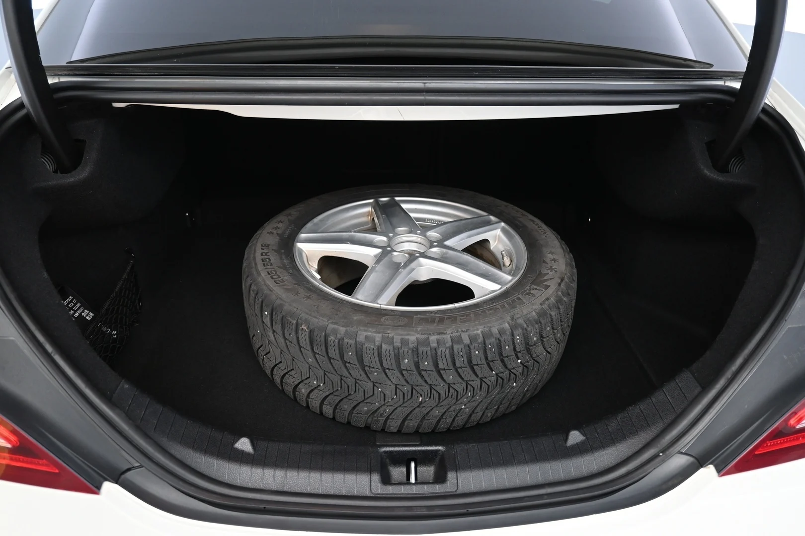 Car Image - 3yka5kFXgpsSuX8g3l8nDm
