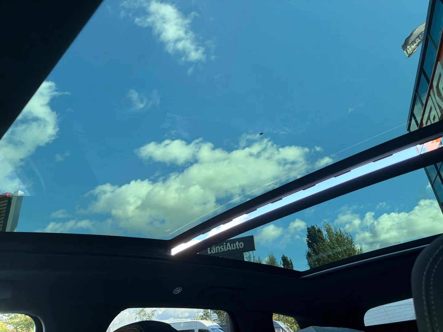 Car Image - 7evD4JI38IAPsaCkluTYNx