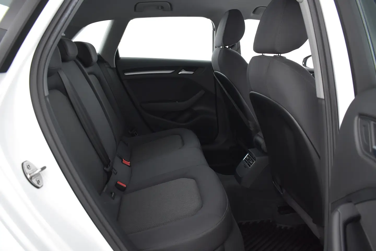 Car Image - 3UxOW2RicncyZbS9XYZtTL