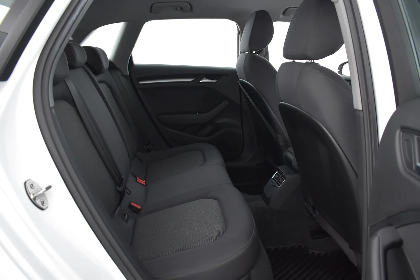 Car Image - 3UxOW2RicncyZbS9XYZtTL