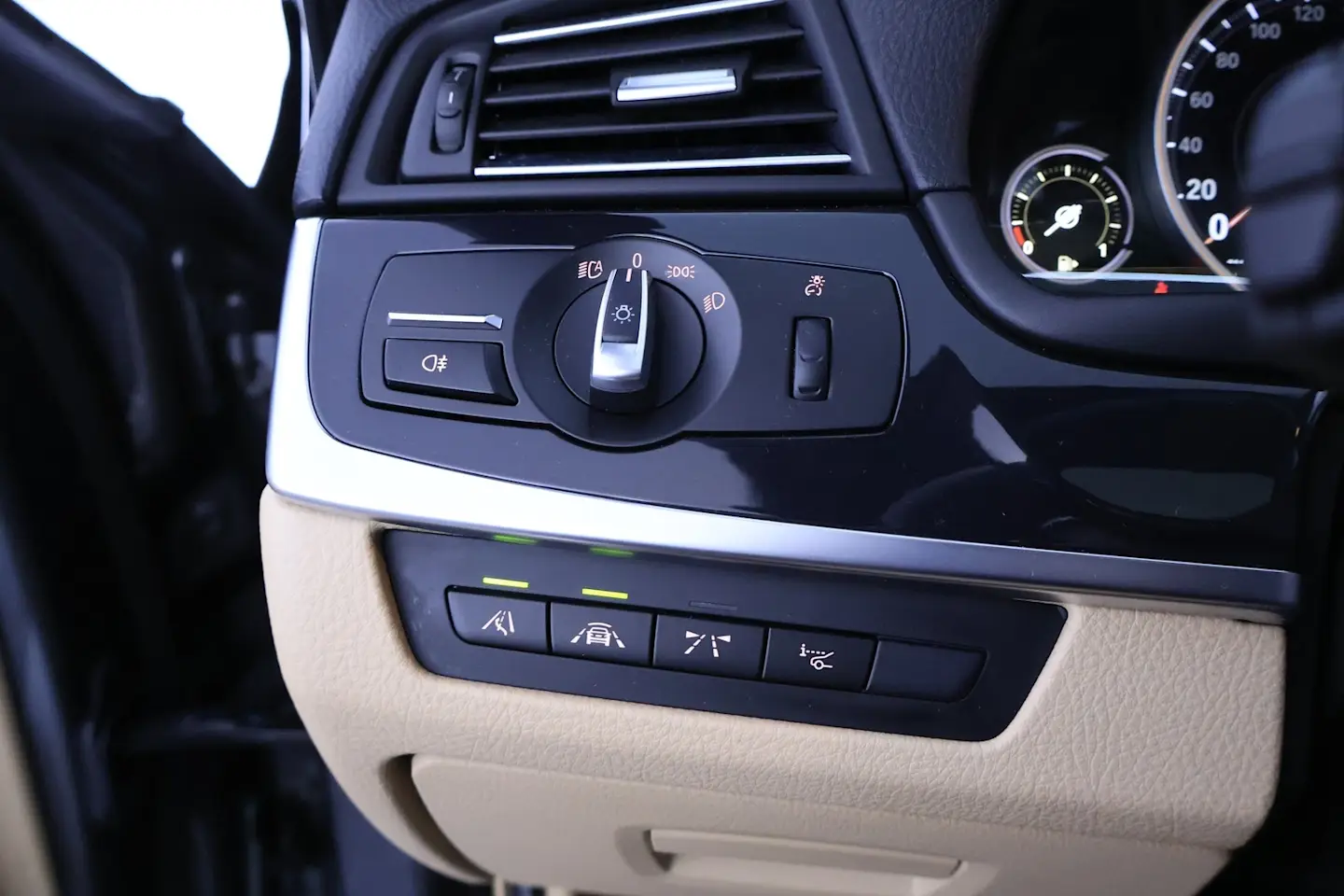 Car Image - 4ADxpjE6s96v1gNDWMPL08