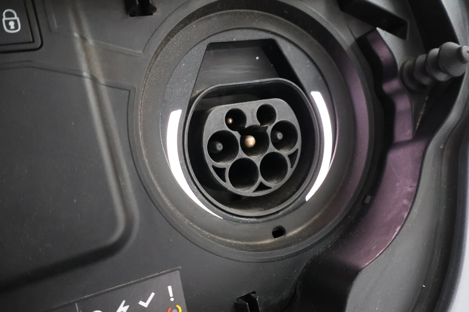 Car Image - zeiBkvwP8GbVz9XV9gsU1