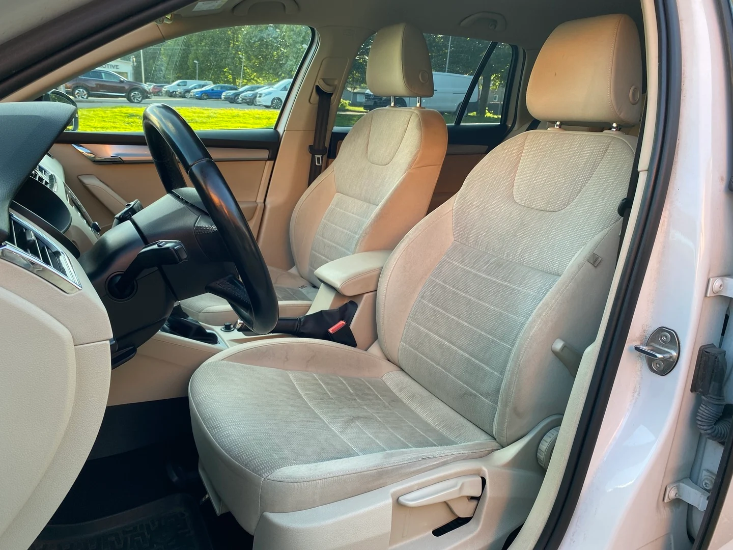 Car Image - 1D1hCris7iIQ37QVWdXhfO