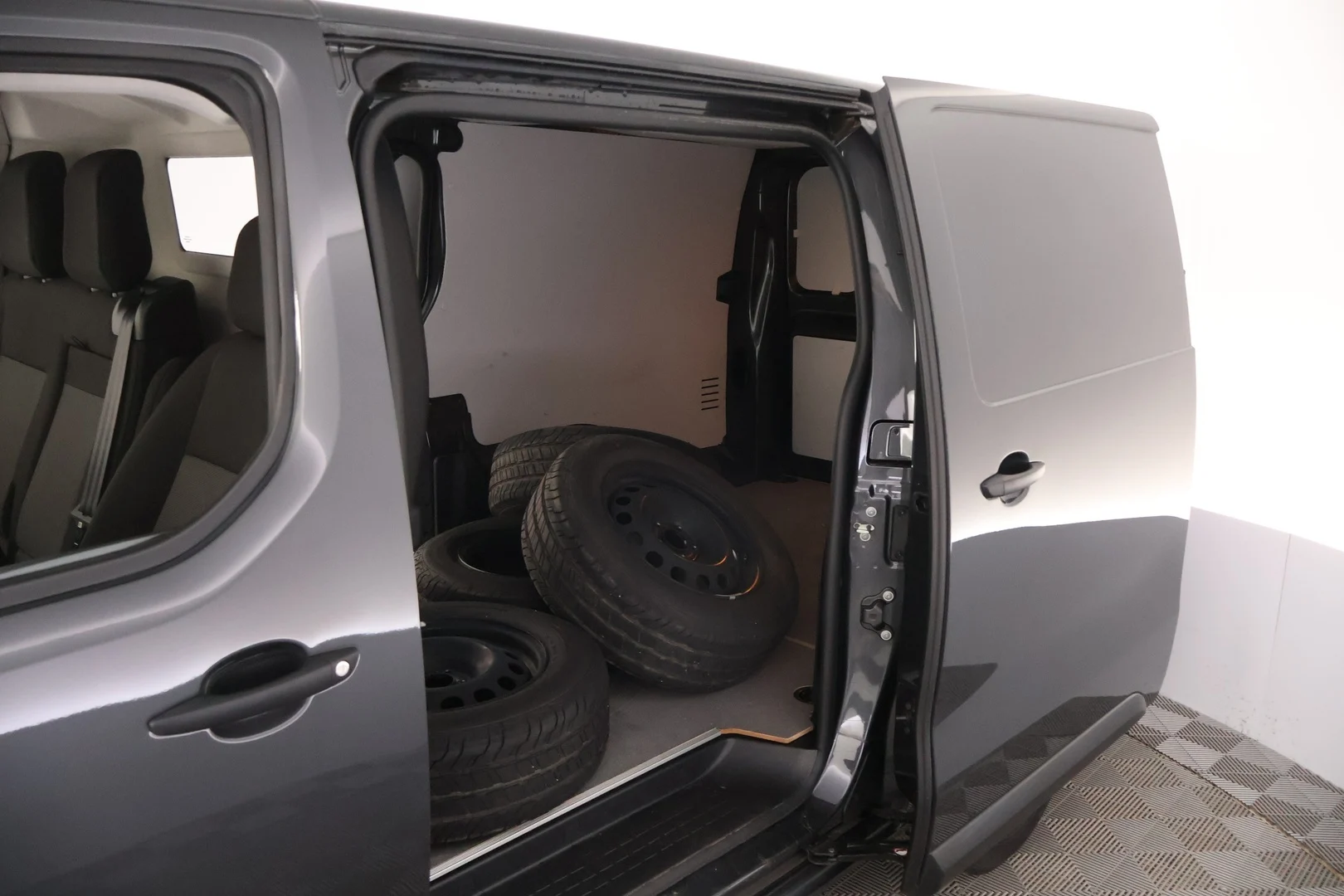 Car Image - 77cKFy9IzN0mO4ykSwHCLZ