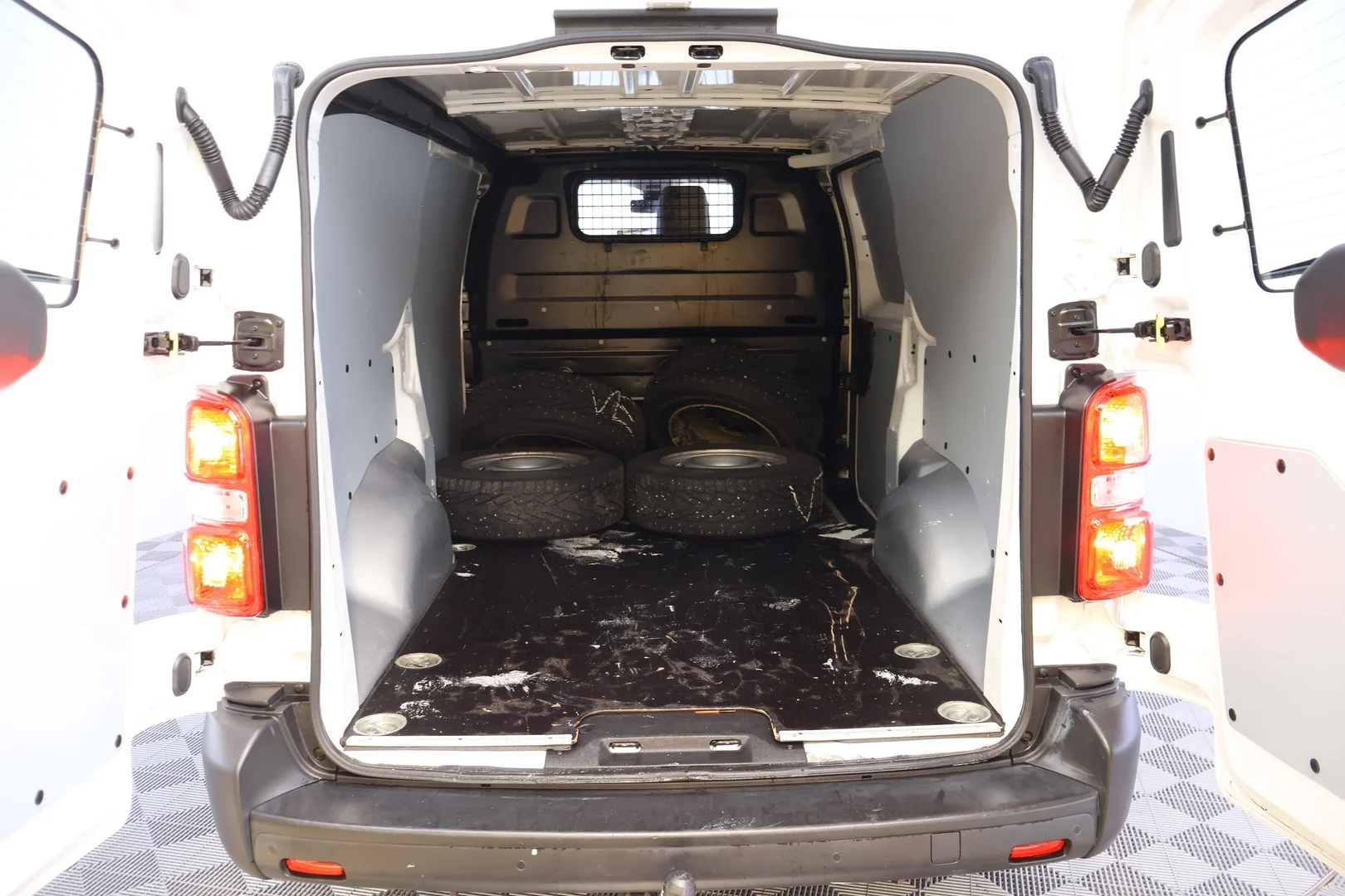 Car Image - 7AicrGbSDnw677344DfUH9