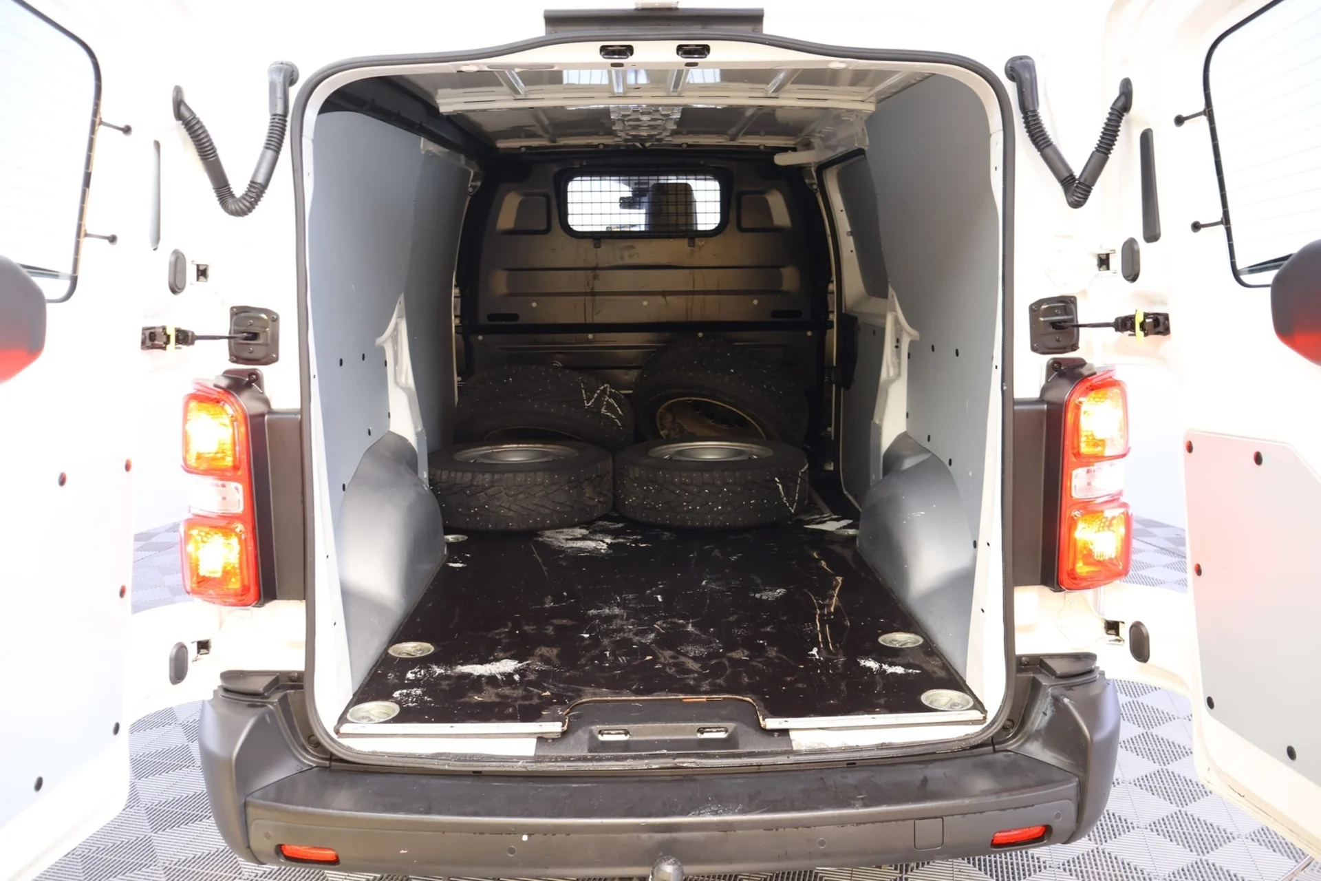 Car Image - 7AicrGbSDnw677344DfUH9