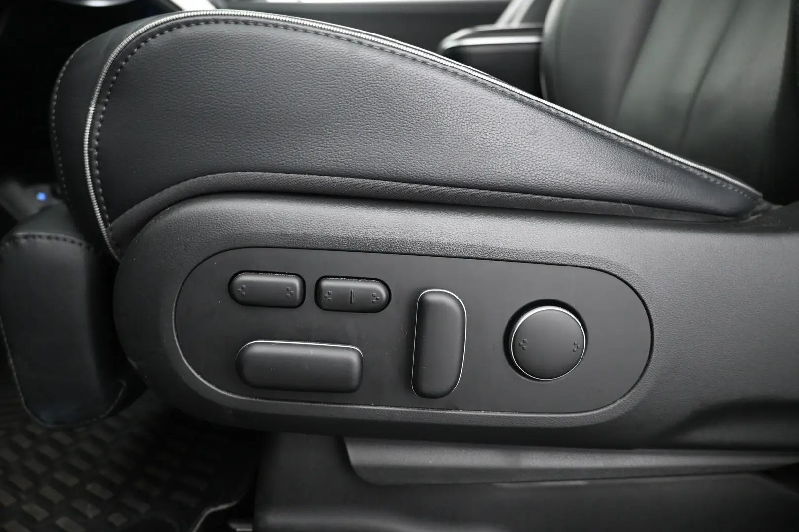 Car Image - 46uEWryf5h9j48cRdEV9U1