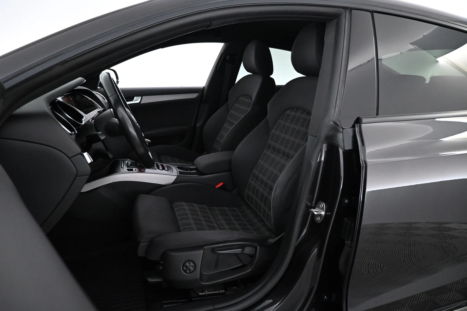 Car Image - 5wcqxDFtMGLQvyFVEB7Kjt