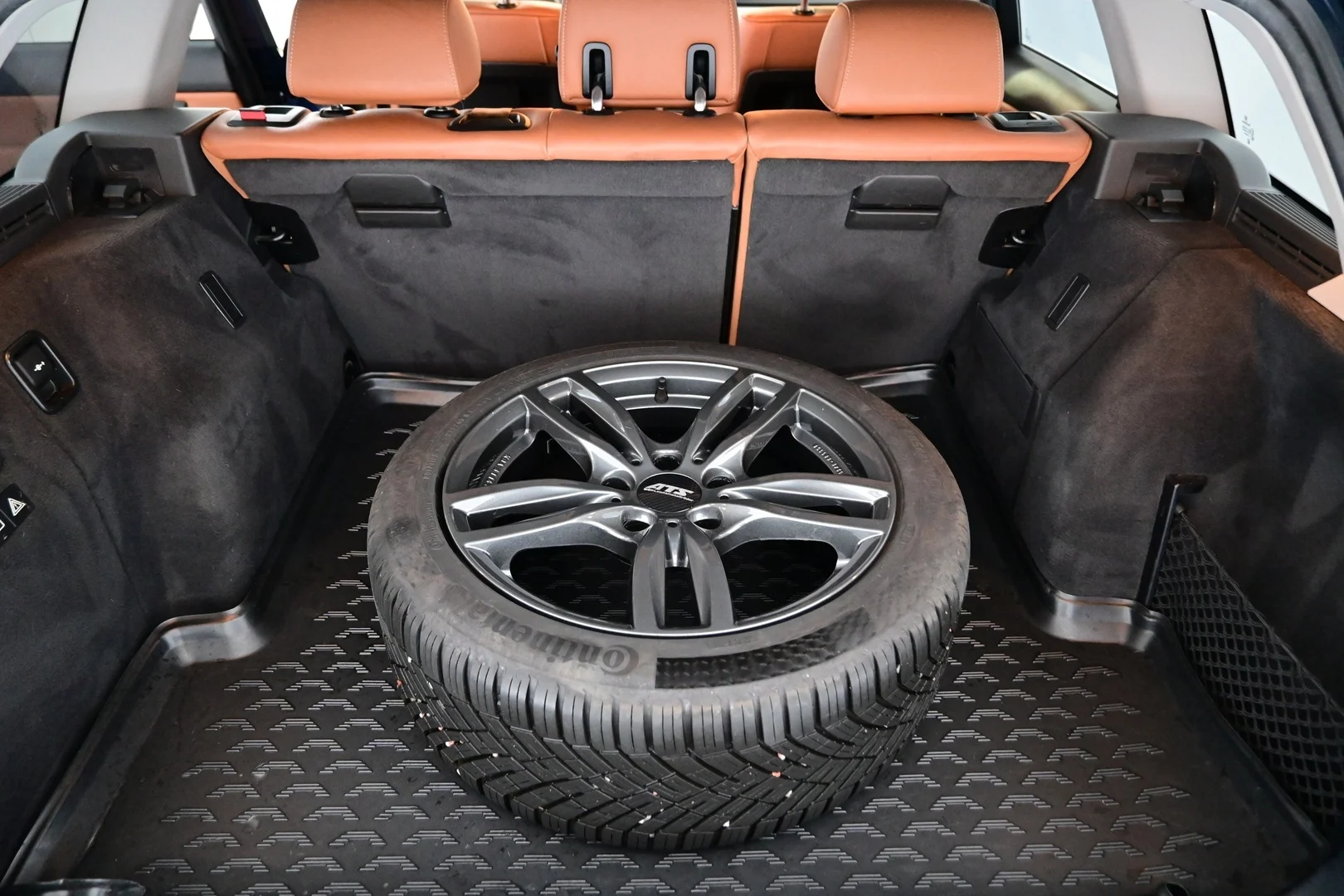 Car Image - 5kHdkYlLJEPimSB8qEM6ZK
