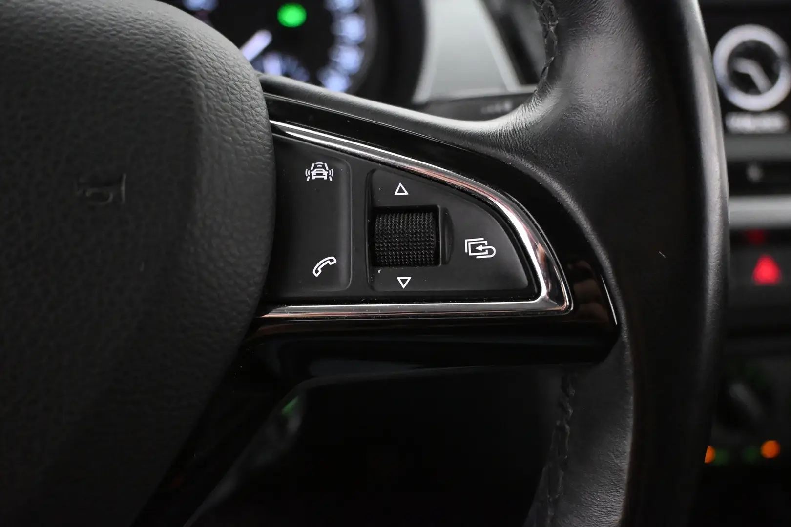Car Image - 4uIGPJ7GUXjQOdWlKesXcy