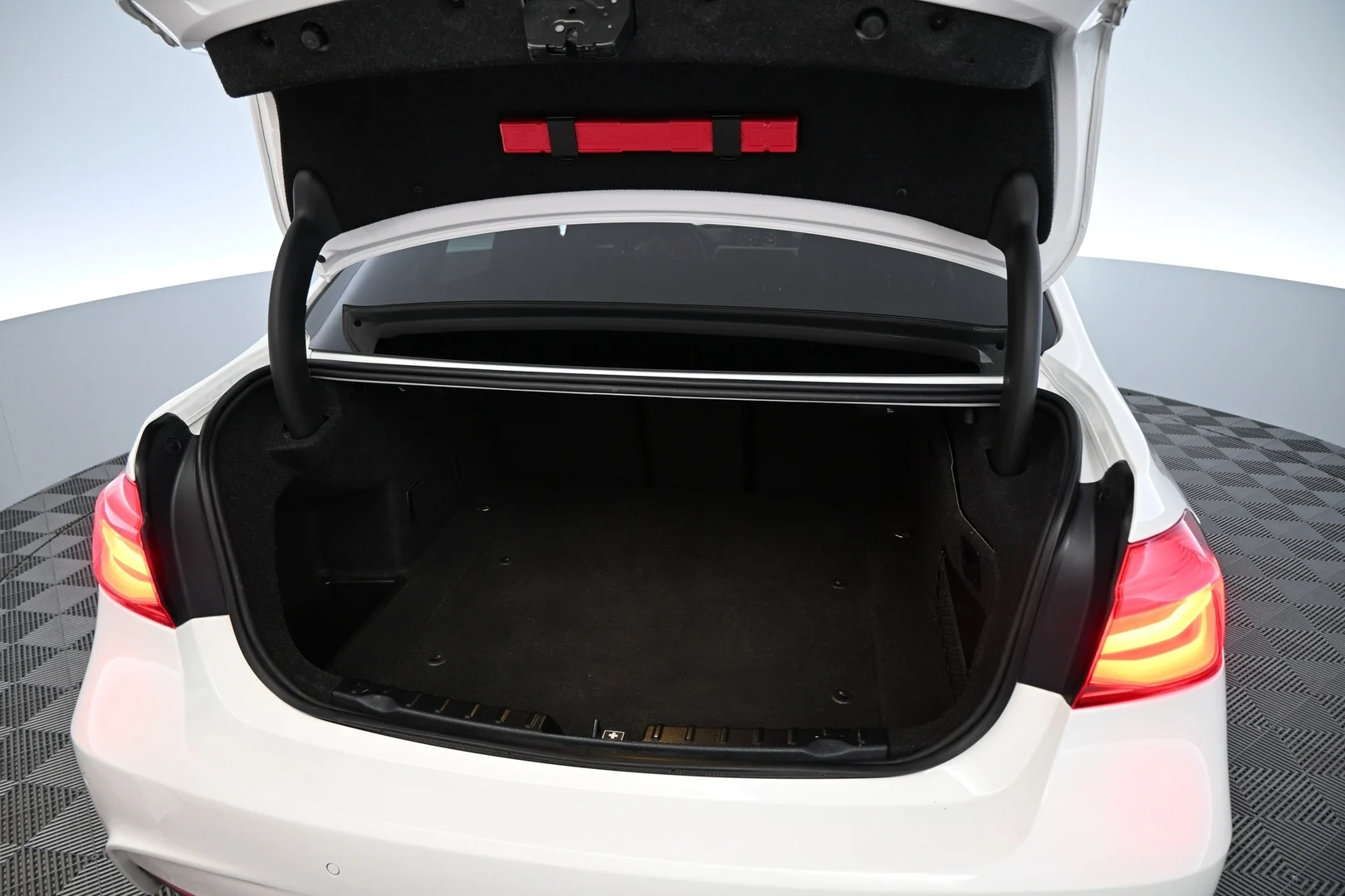 Car Image - PYsiOOg3BFKT5N8Dm6I9v
