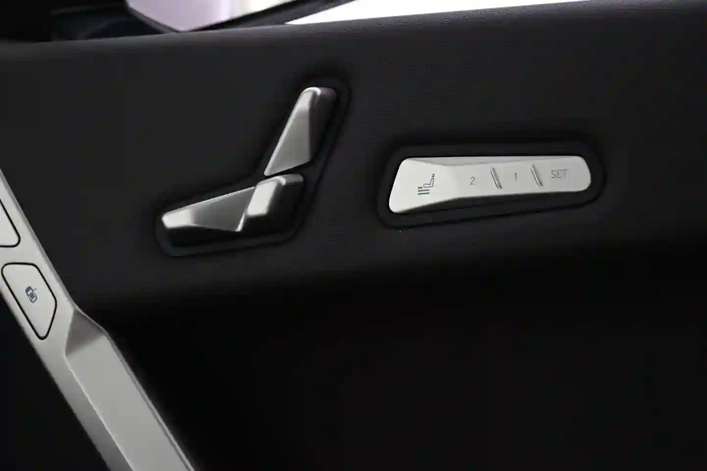 Car Image - 691eIaxDq35byf84DXfH5F