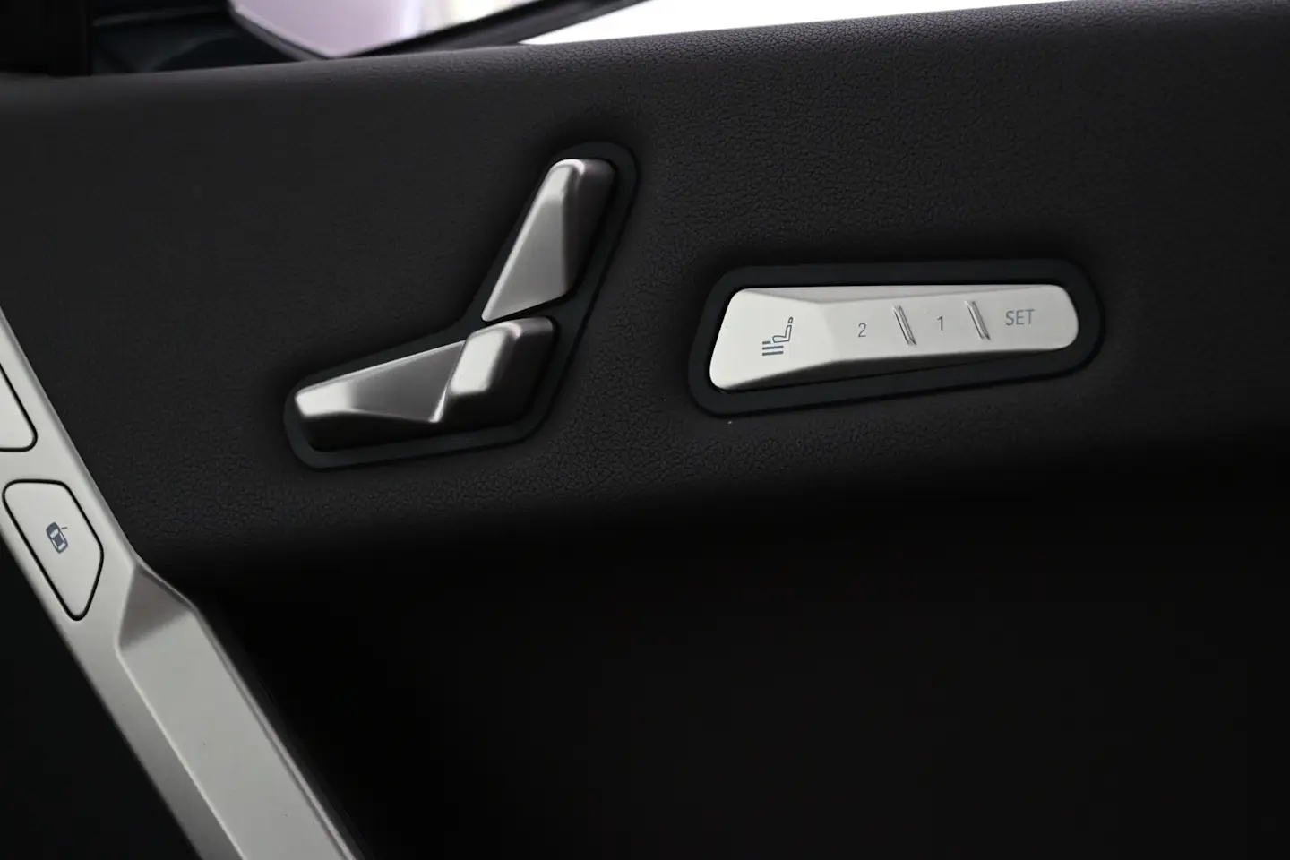 Car Image - 691eIaxDq35byf84DXfH5F