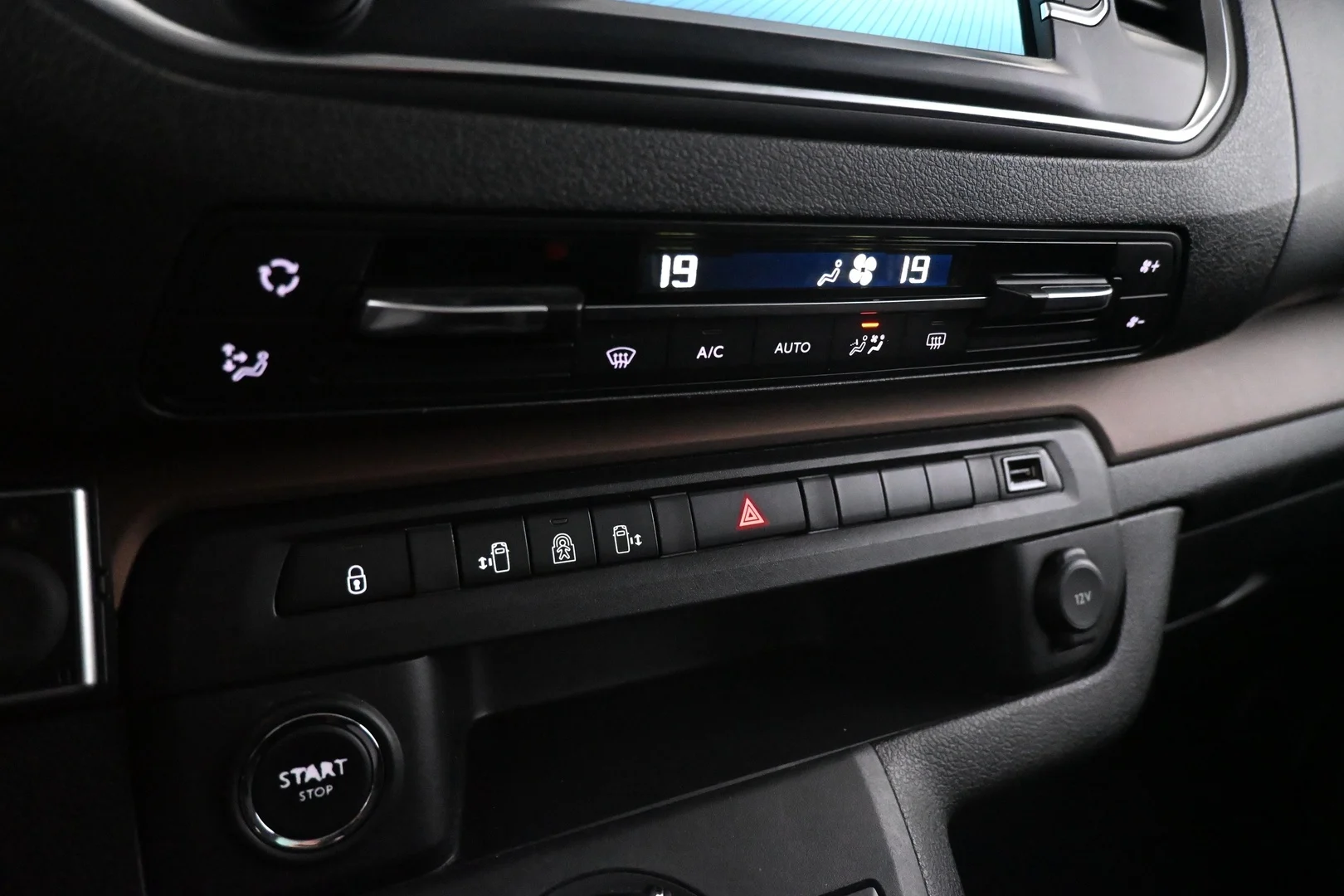Car Image - 3iaCqEc7MrxJRVo2mOpnrD