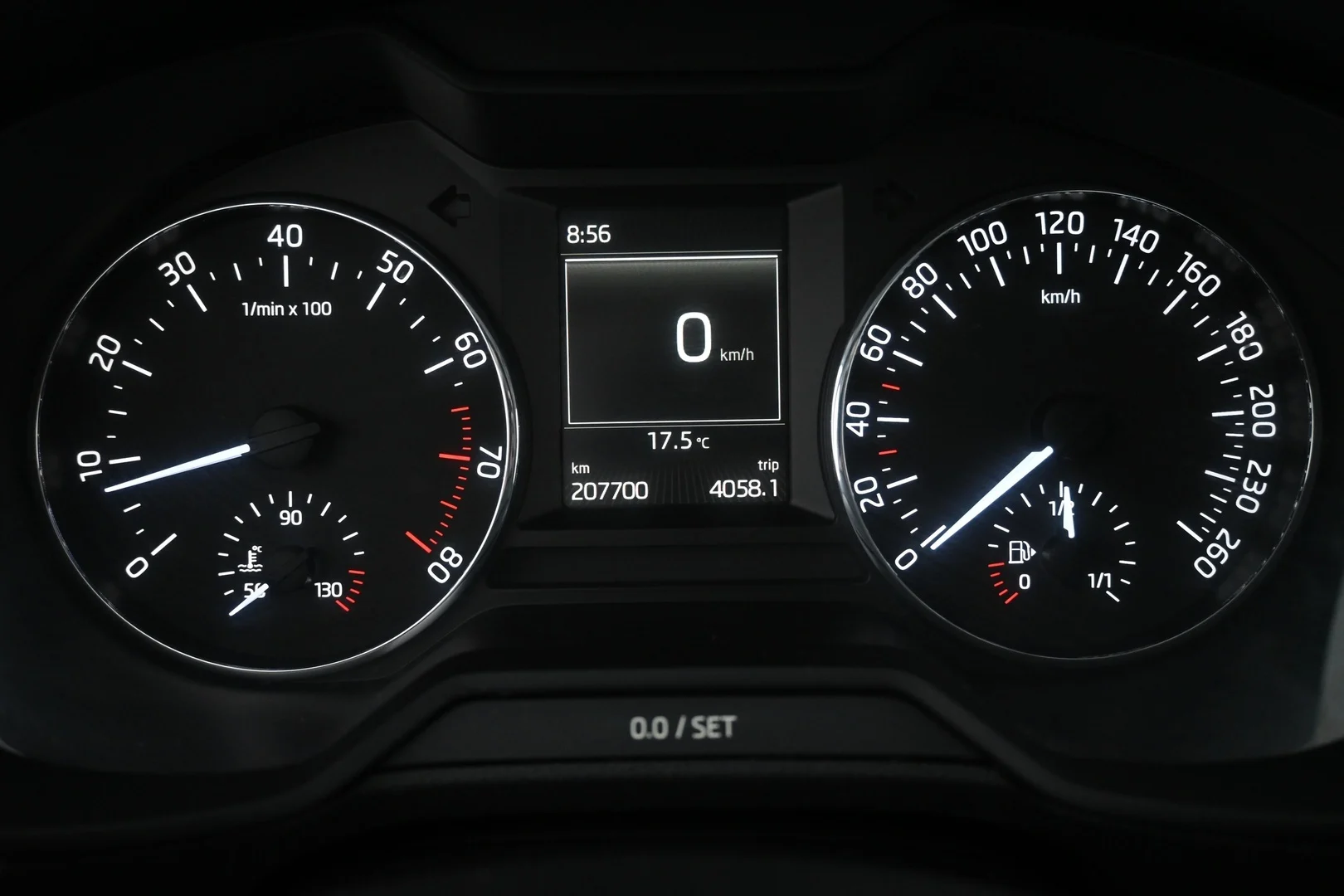 Car Image - UpwIIxLX0zZ3xnAeYUKkP