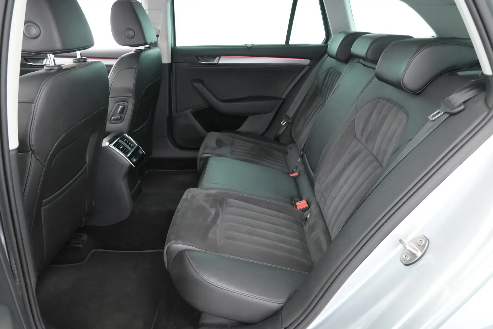 Car Image - 10NYLuMF3T2dVnSkDqeNfB