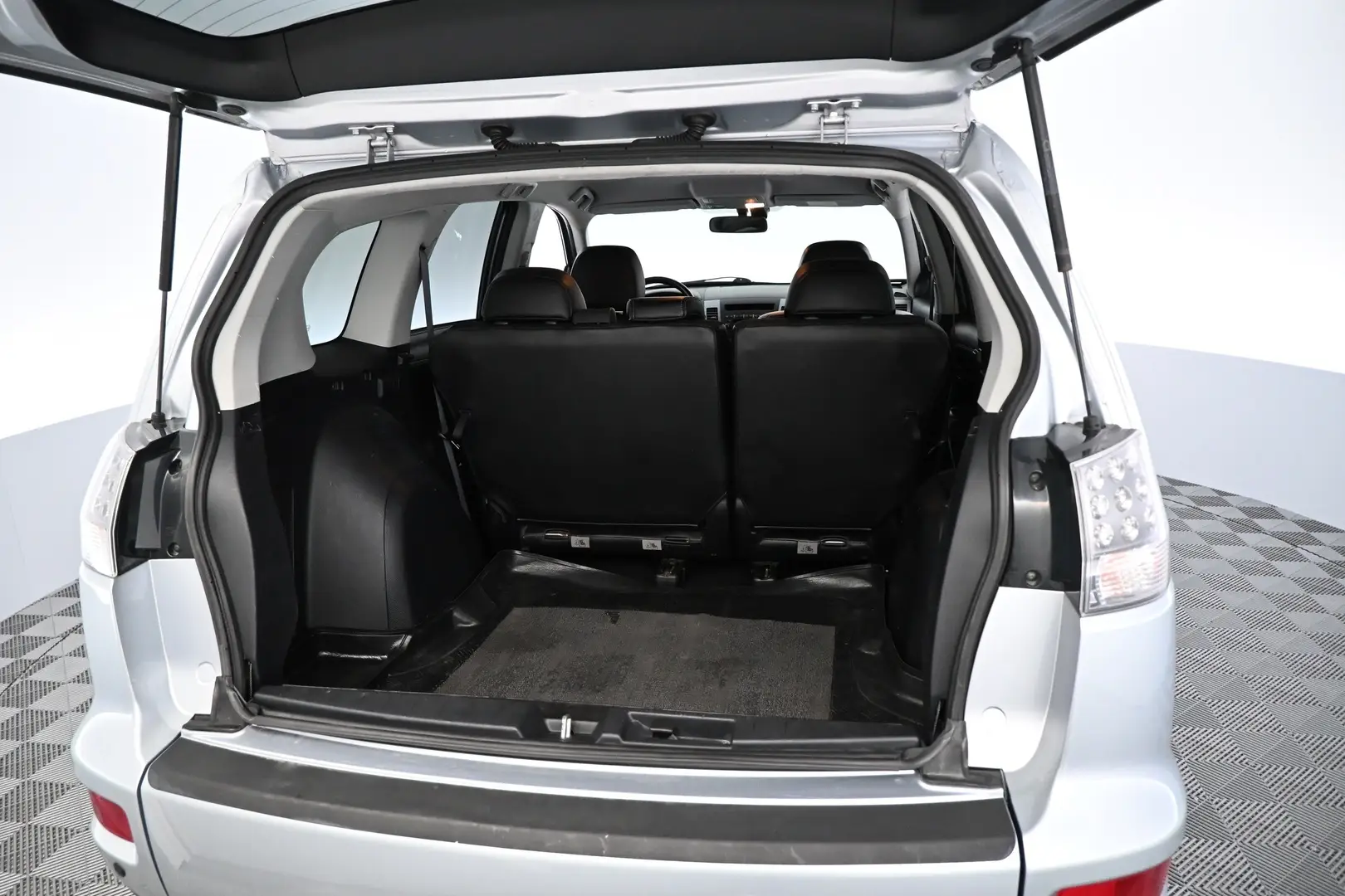 Car Image - 6SB4z3mt2Fi9vzv4GzrEbW