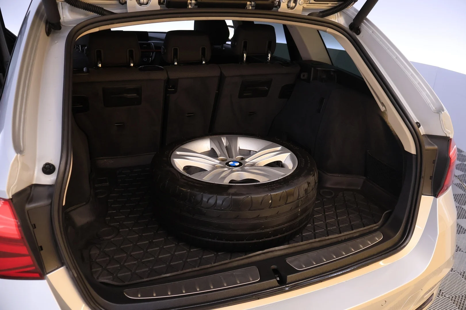 Car Image - 25Gv02QOLDDzm9FhekDGTM