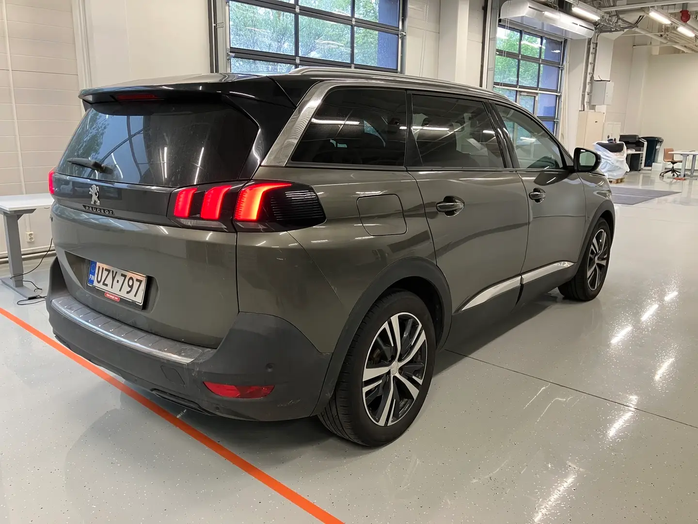 Car Image - 3HuIPffX6hK21drbtAWuVL