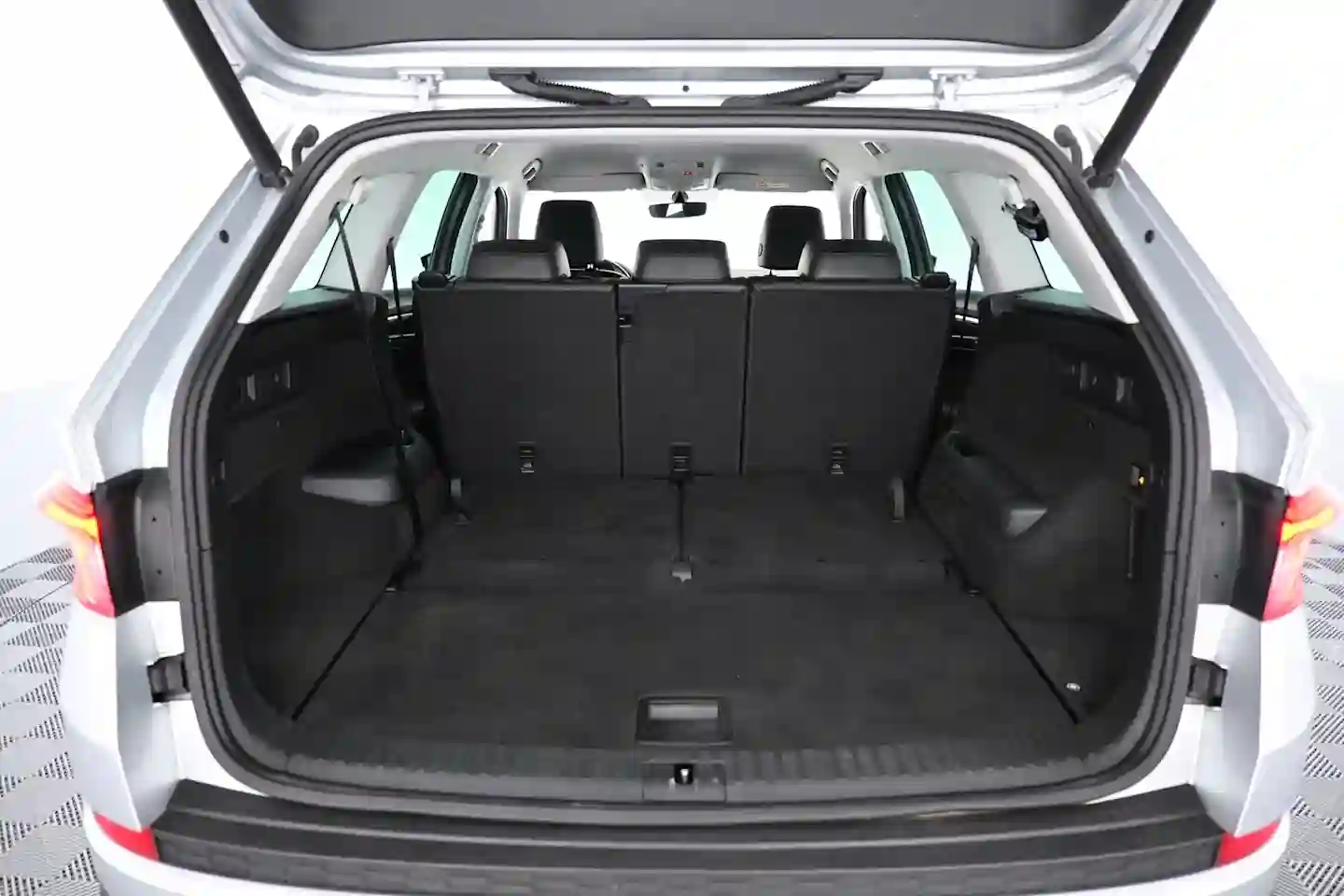 Car Image - 3nx2S78ilQhl3rLAELbaHH