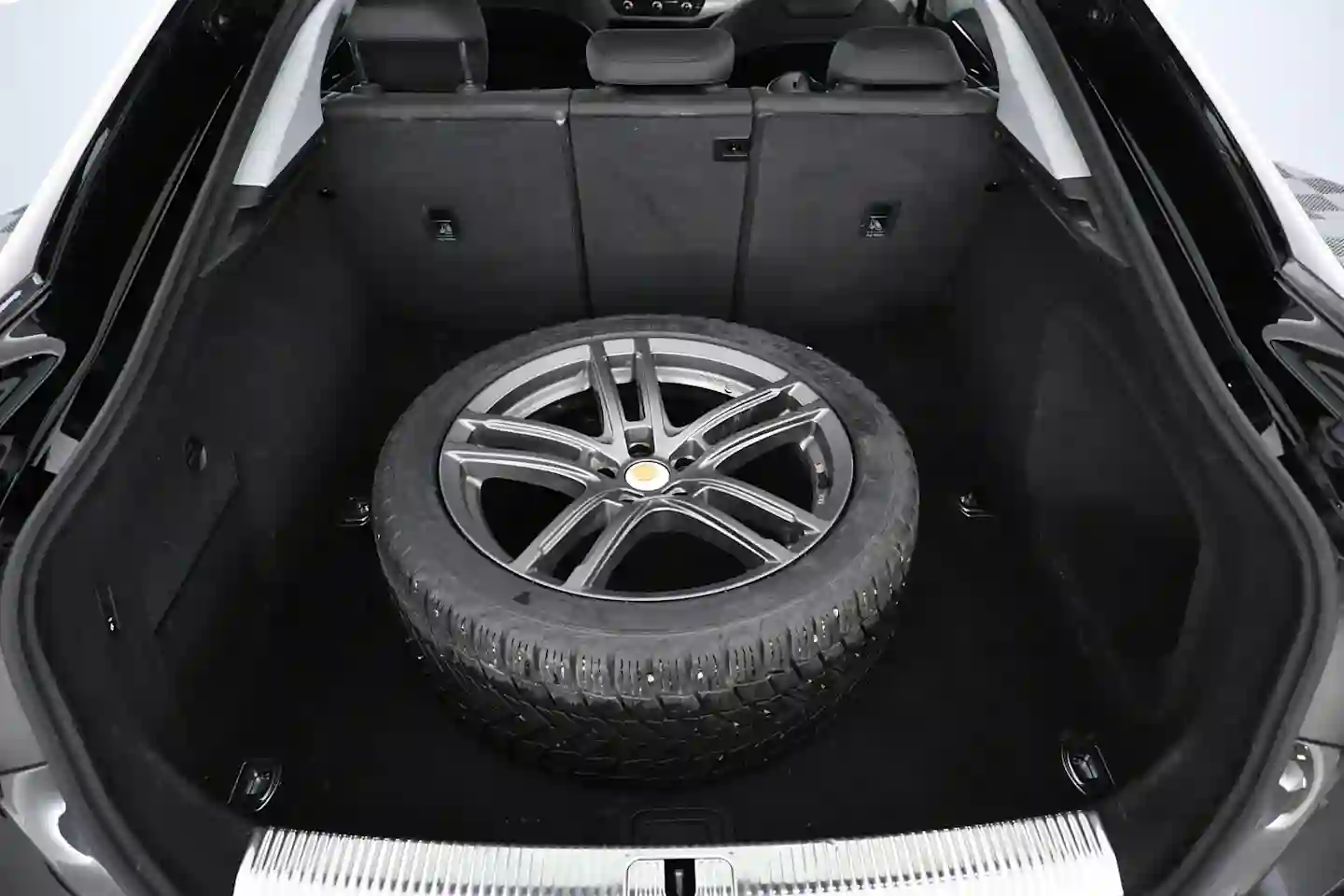 Car Image - 6fN3v0UhXABzEeGMqh38ON