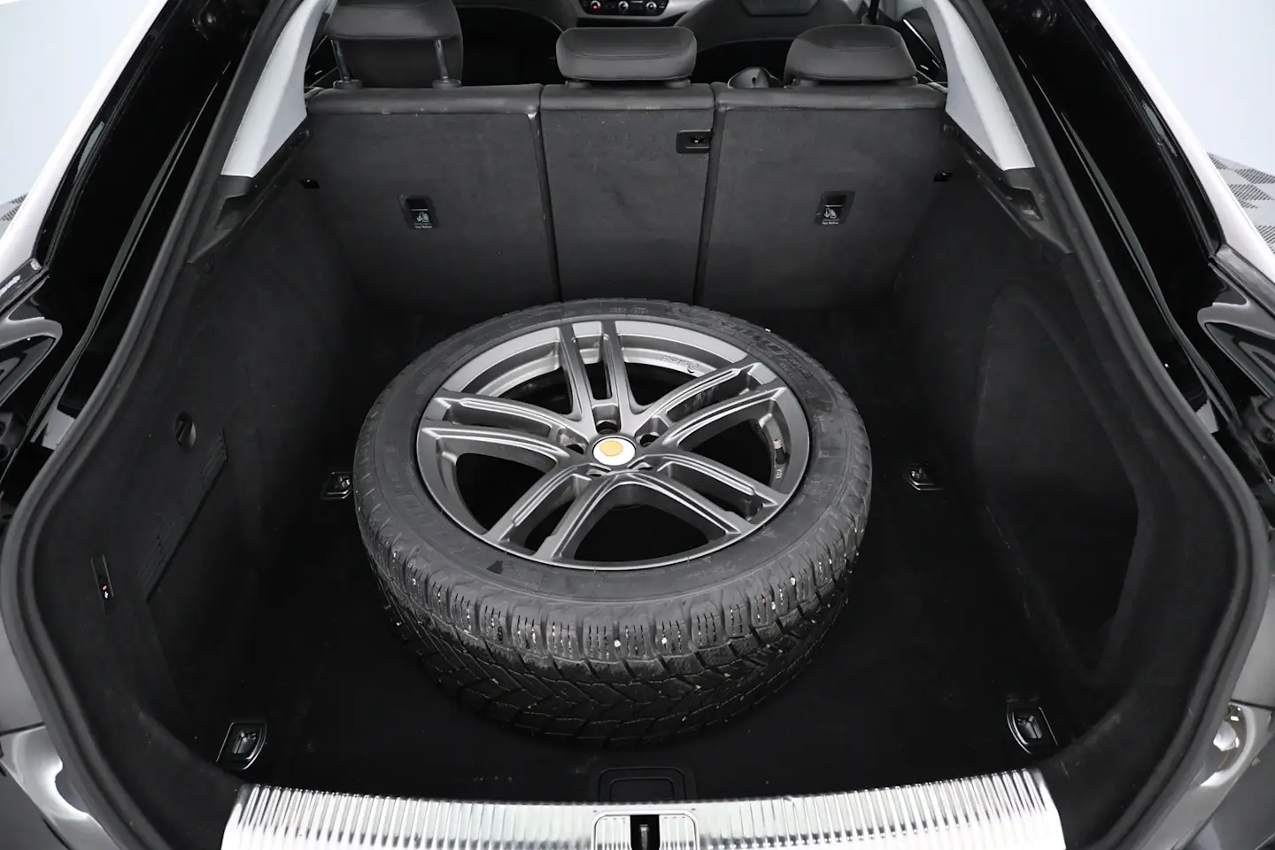 Car Image - 6fN3v0UhXABzEeGMqh38ON