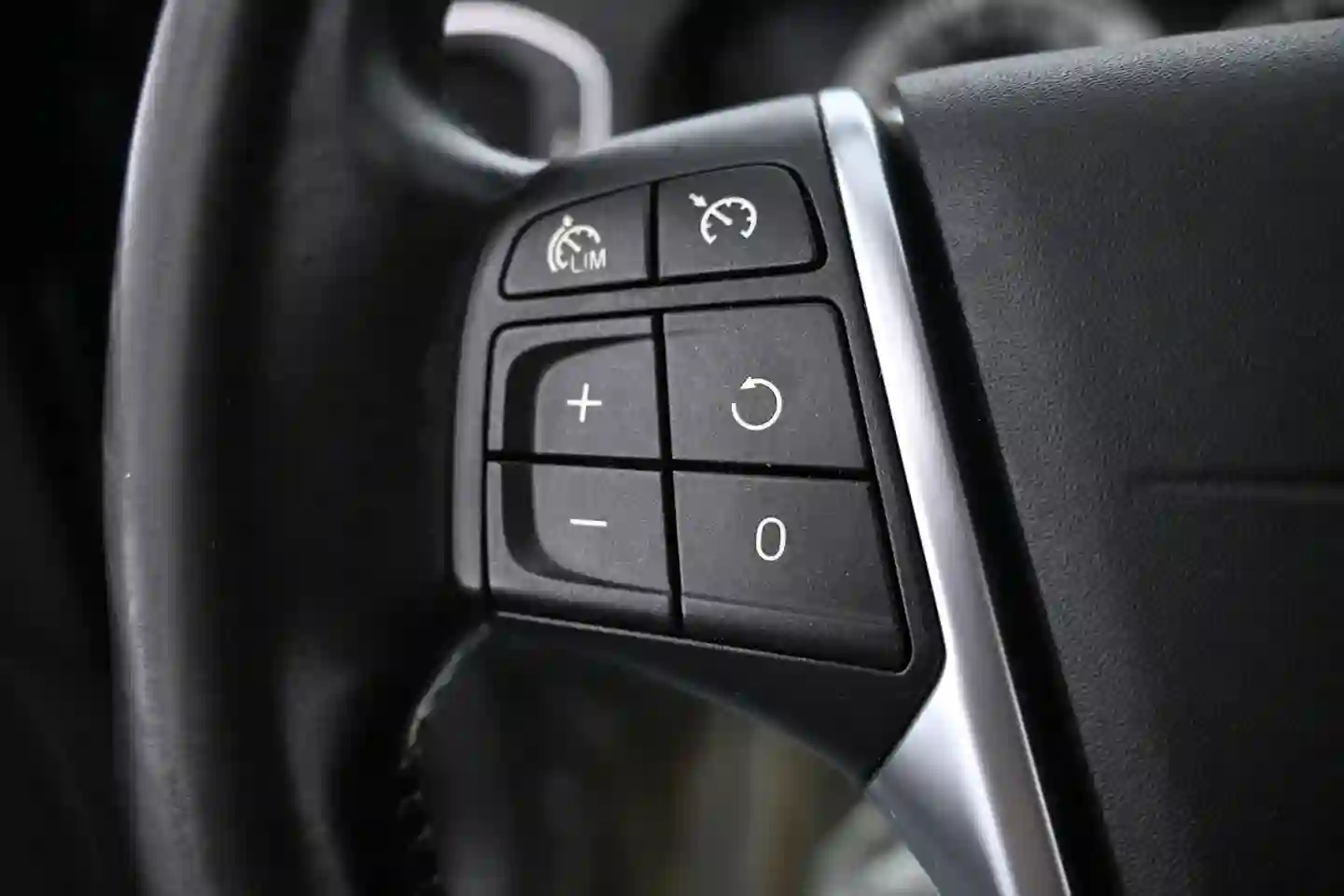 Car Image - 6DjbjsirjHqOL8QjM8KXnV