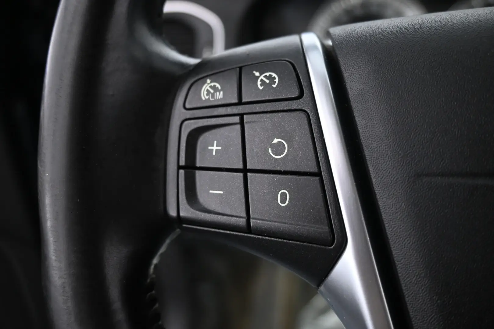 Car Image - 6DjbjsirjHqOL8QjM8KXnV