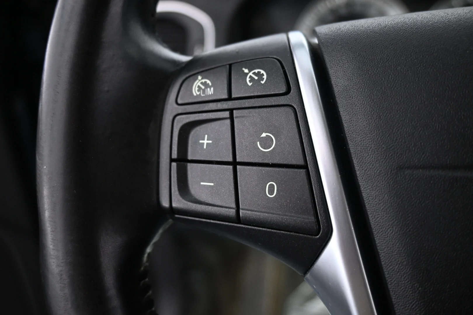 Car Image - 6DjbjsirjHqOL8QjM8KXnV
