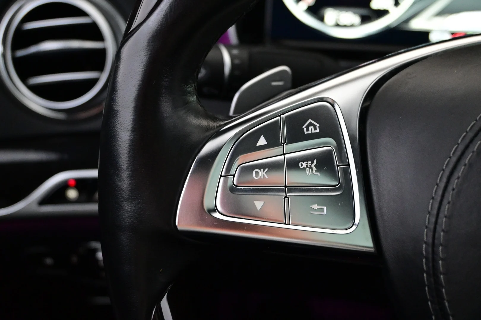 Car Image - 4c4jE64fY05p7G6Xi4DfGB