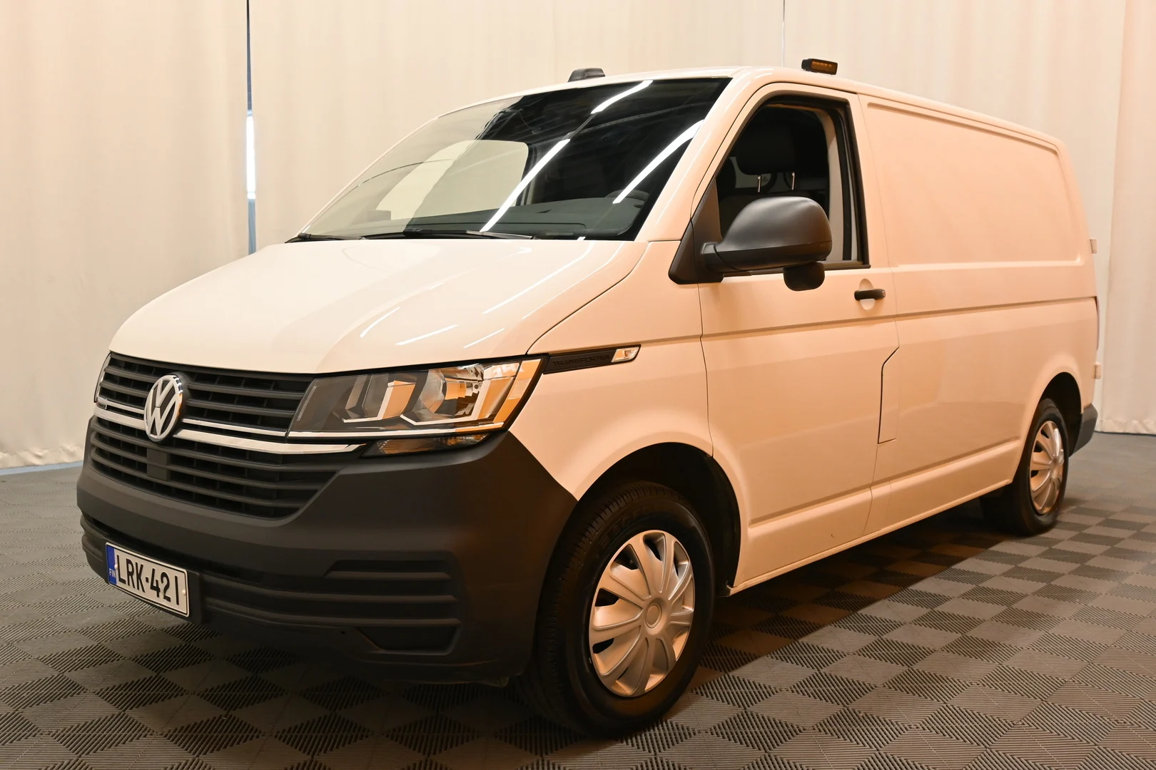 Car Image - 3K0aMaEHwAy1EC8JguP5FR