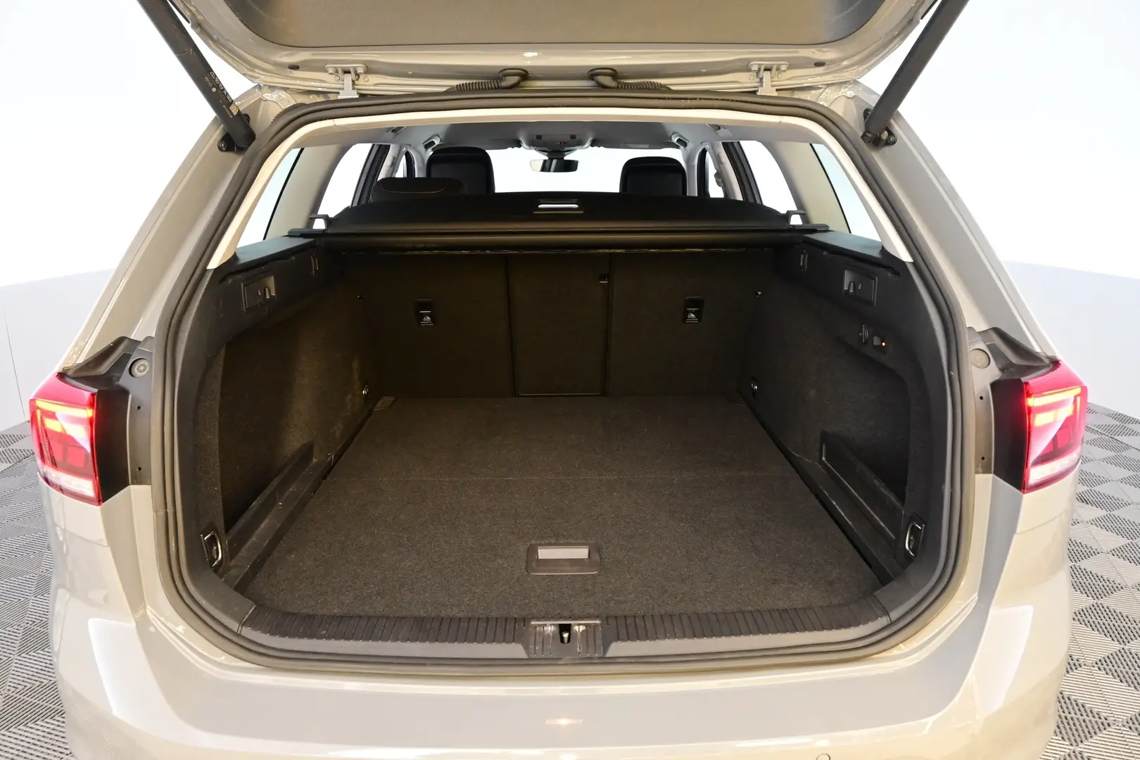Car Image - NE2QGmWpa3dbhnJ52Z9YL