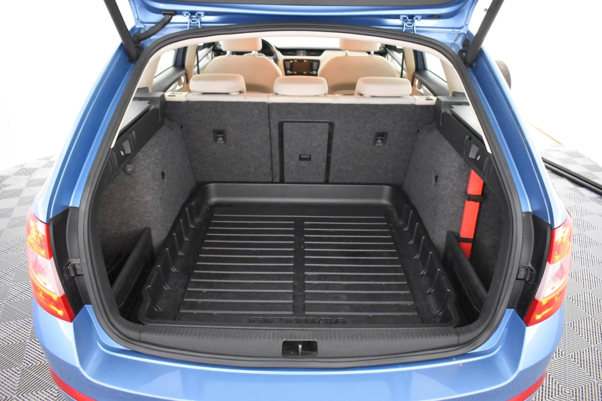 Car Image - 1YcPP6LFXDmxRB0YGDuGXX