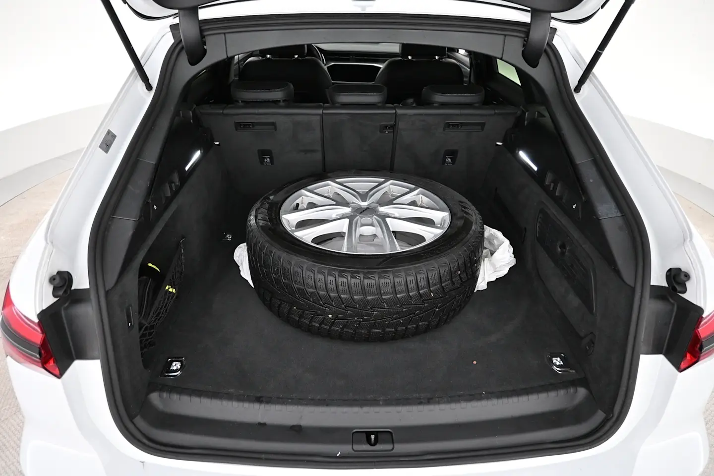 Car Image - 6yLeJR5cqTT8aHlxeuHXbr