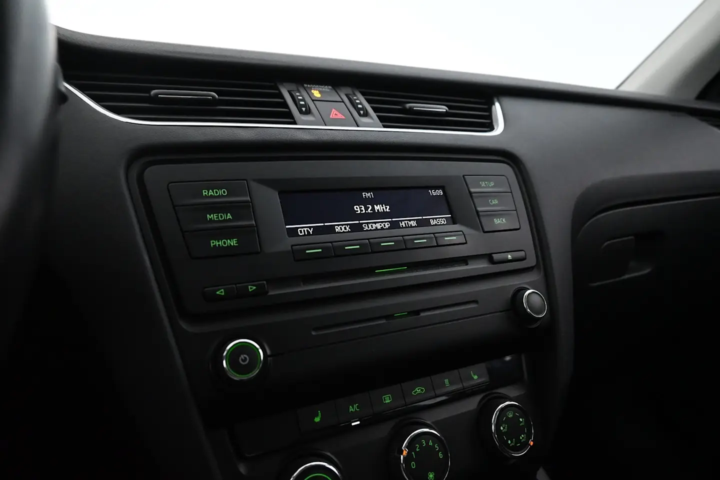 Car Image - 5ArKUb0eBEtdTCjbCAXT1l