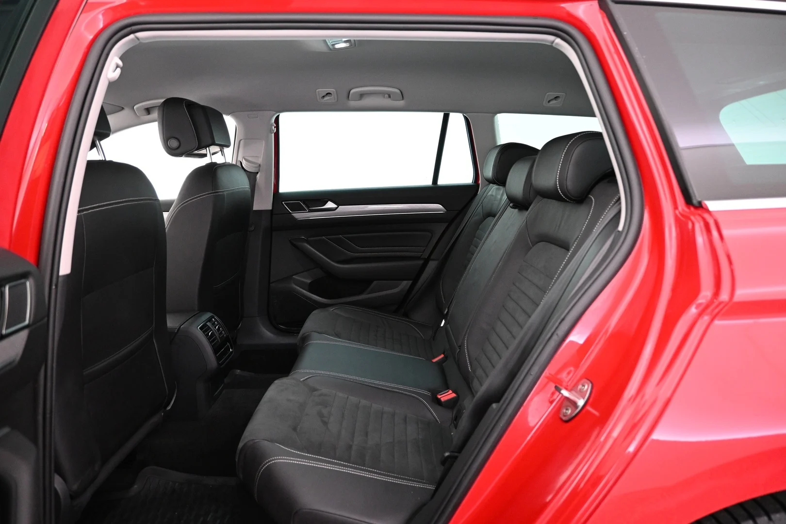 Car Image - 2ESuGeEjLUX66AfHtcVV3l