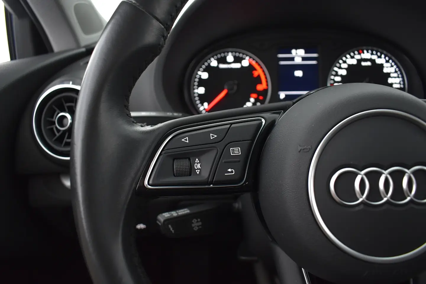 Car Image - 3UxOW2RicncyZbS9XYZtTL
