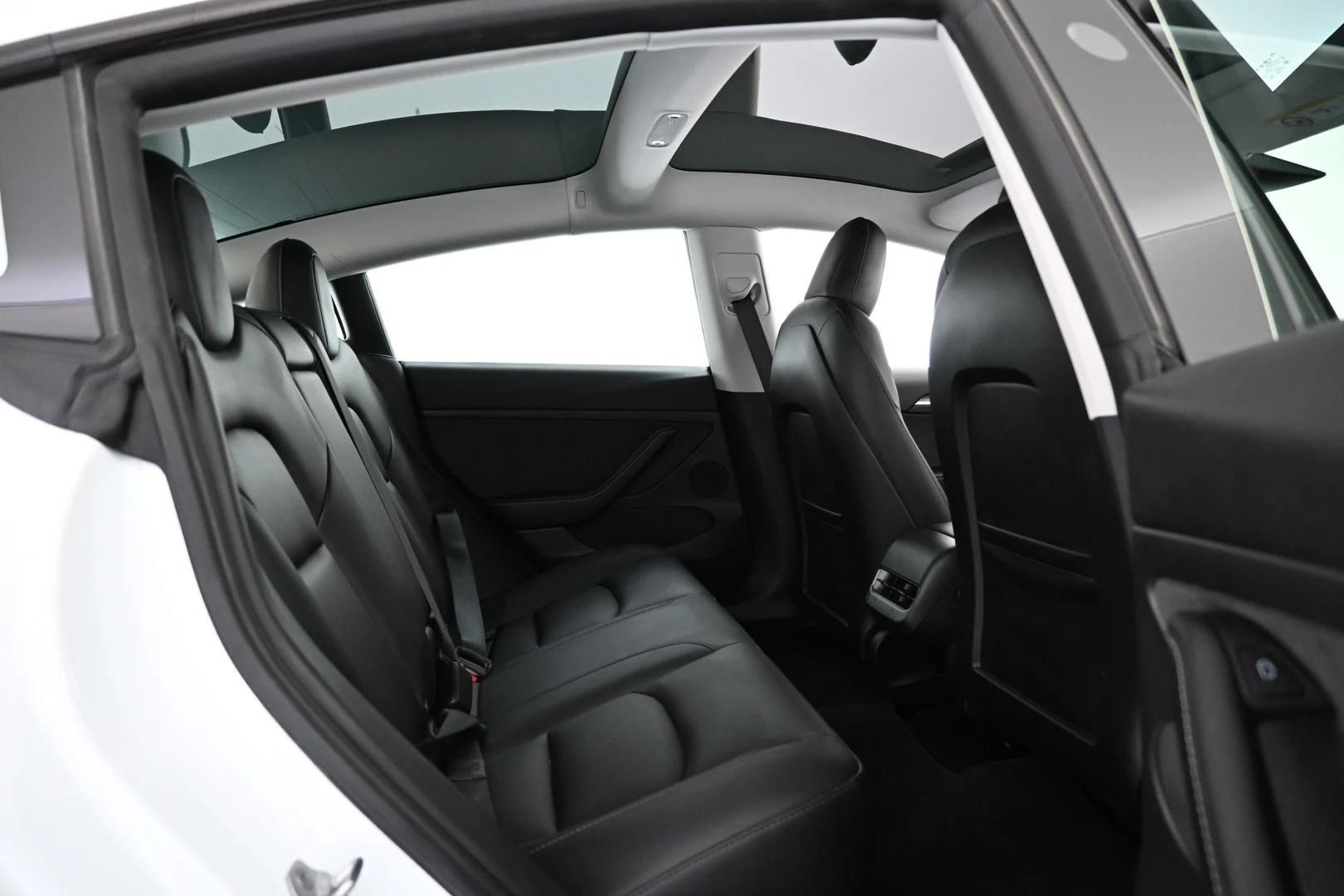 Car Image - 3hZDSDXqyJc8FiYlDESoPf
