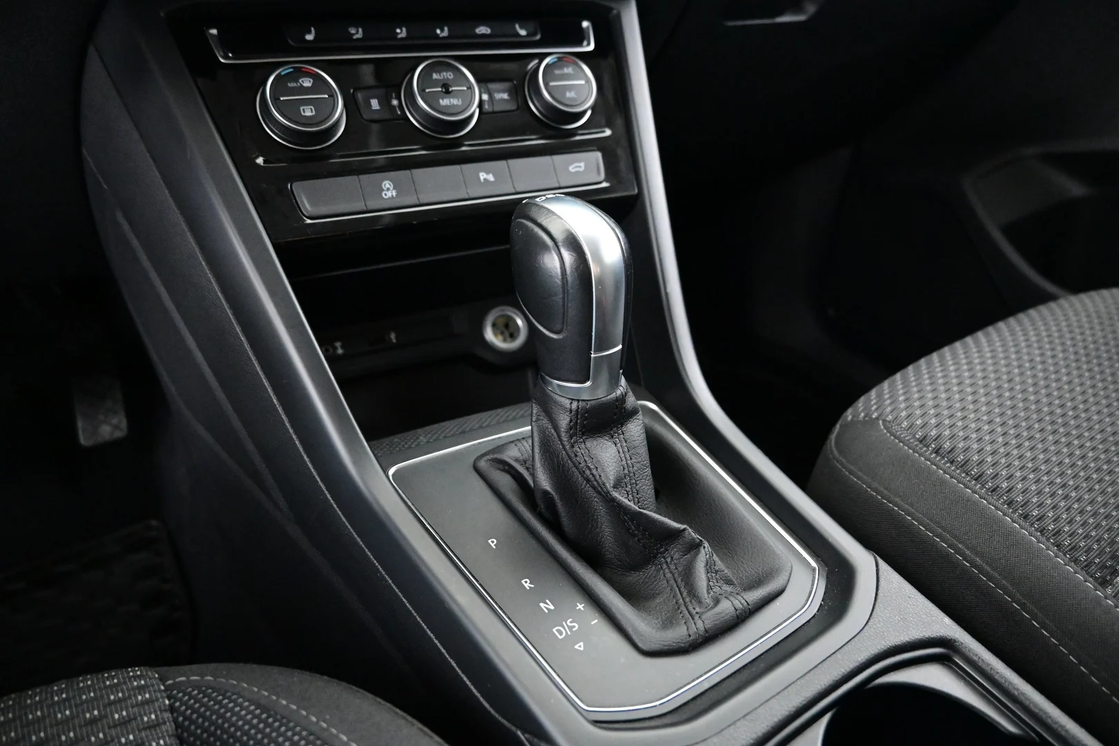 Car Image - 2lT8v6daeNxxO6Q5wbMZiG