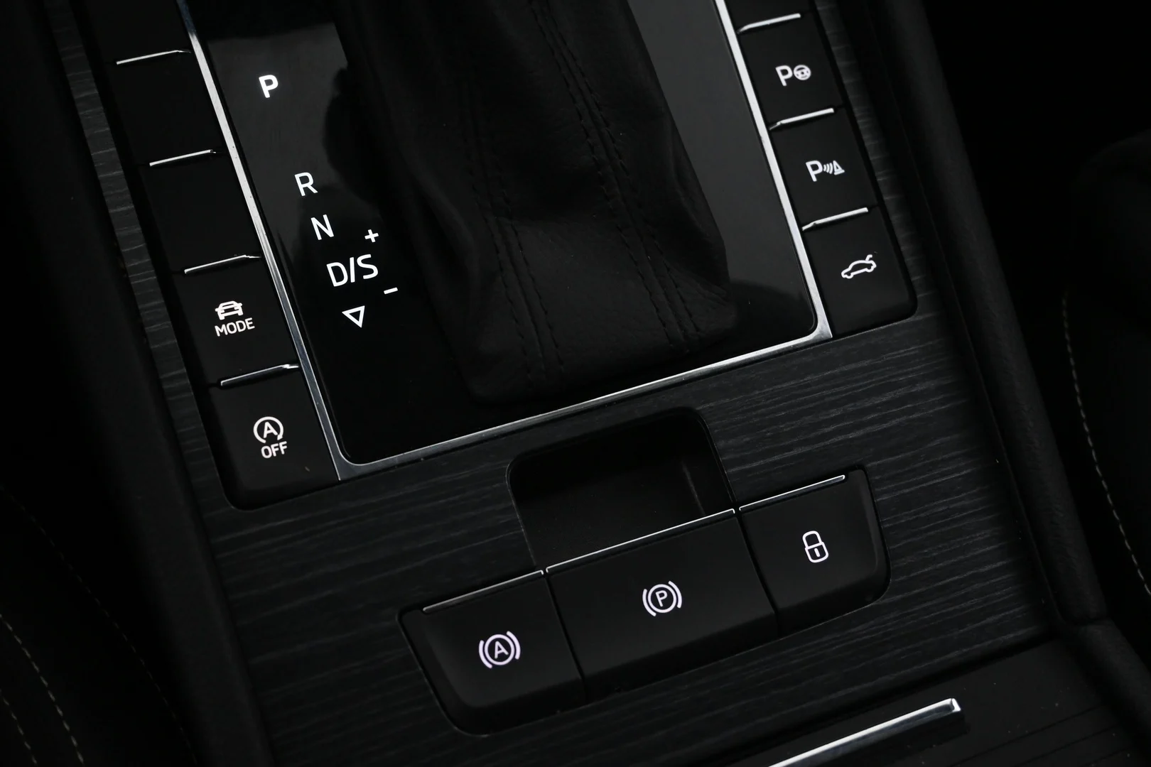Car Image - VleohPMfyjKwJ2wKS0iys