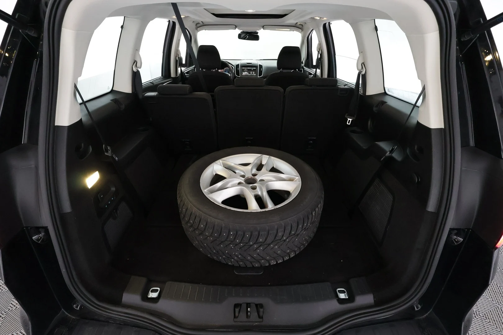 Car Image - 2AwOiBvQTB5dy0ki51KvKY
