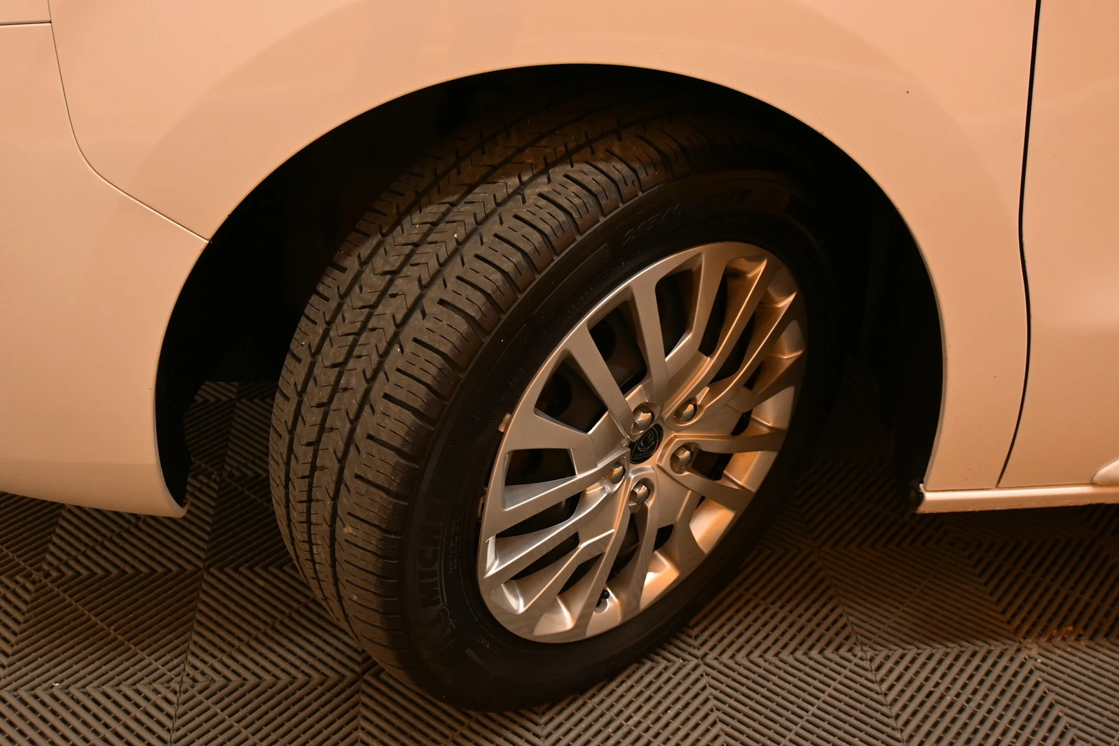 Car Image - 6I4daBv1ClqxrwyozwnNxZ