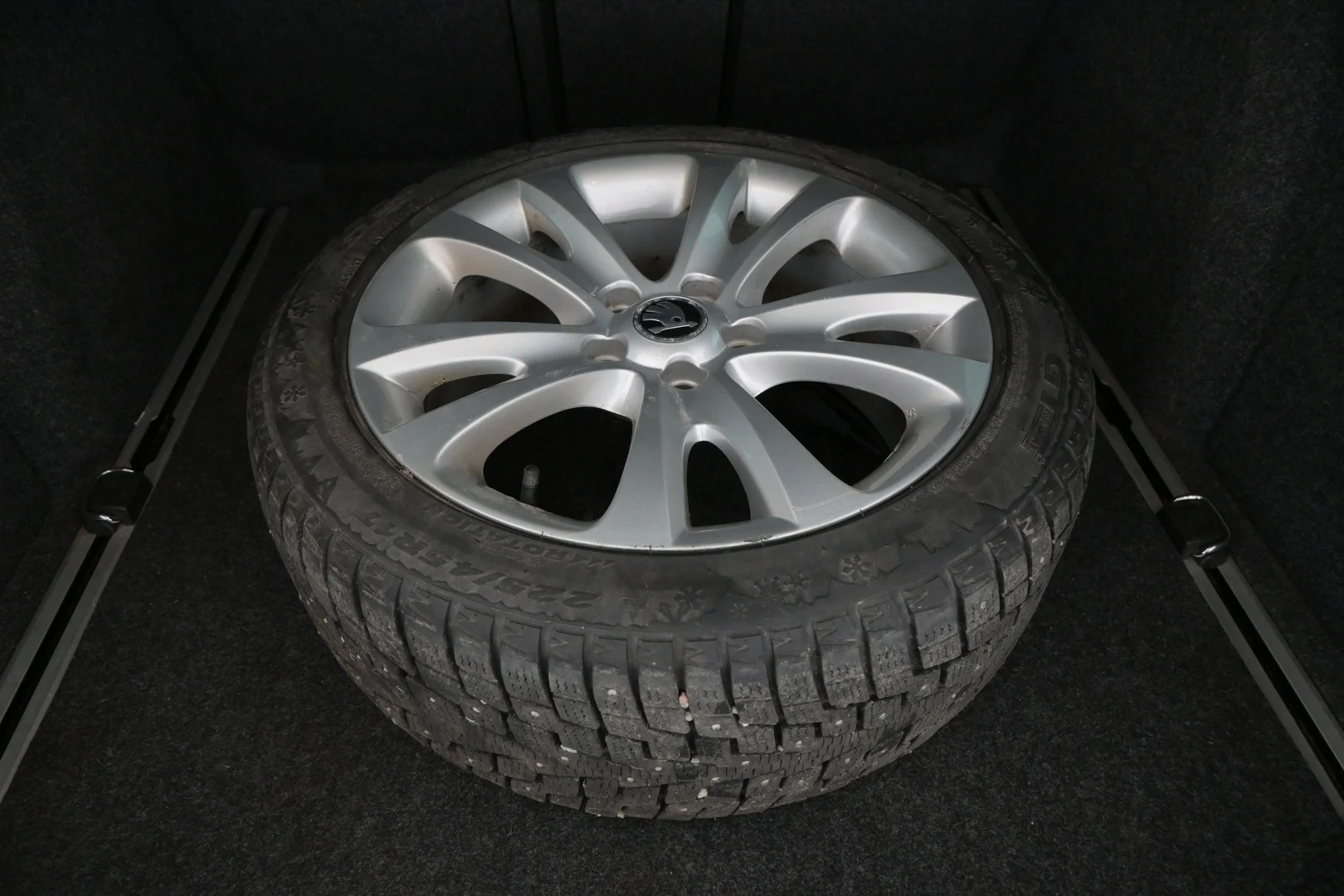 Car Image - 2oSixAoiKc8HR9nRxCMQdY
