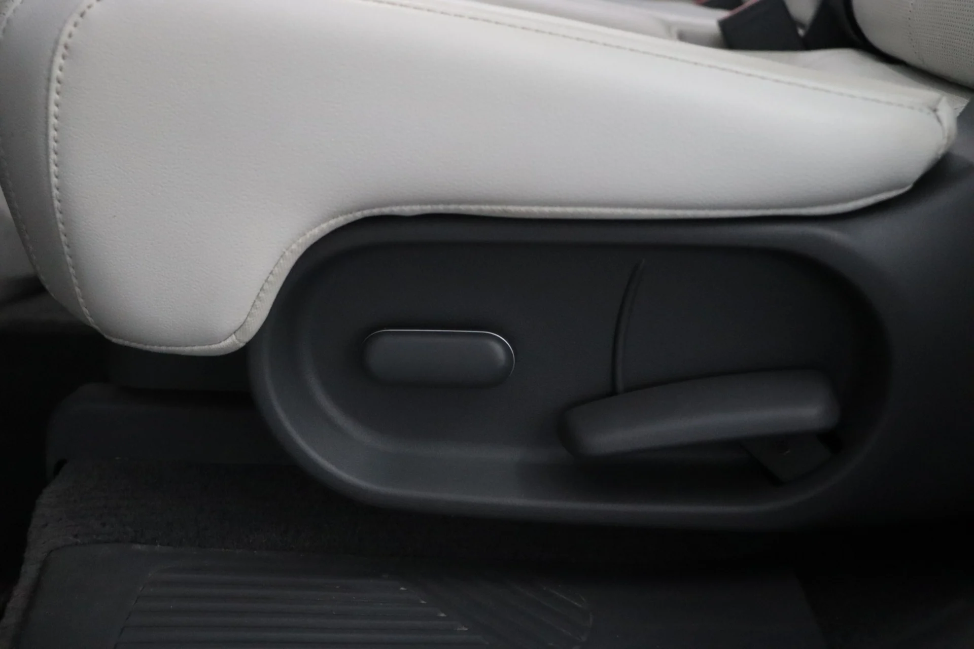 Car Image - 5leXTOqvLWkkbVH1WR5J9e