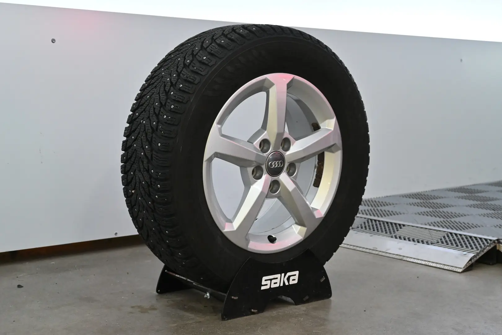 Car Image - 51eGgDoCKMU6rs3G8QoqMn